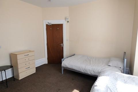 1 bedroom in a house share to rent, Villiers Road, Southall