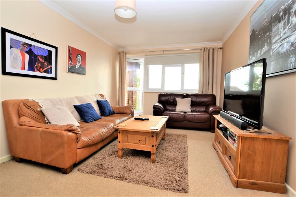 Haywards Road, Charlton Kings, Cheltenham, GL52 6RQ 2 bed flat £165,000