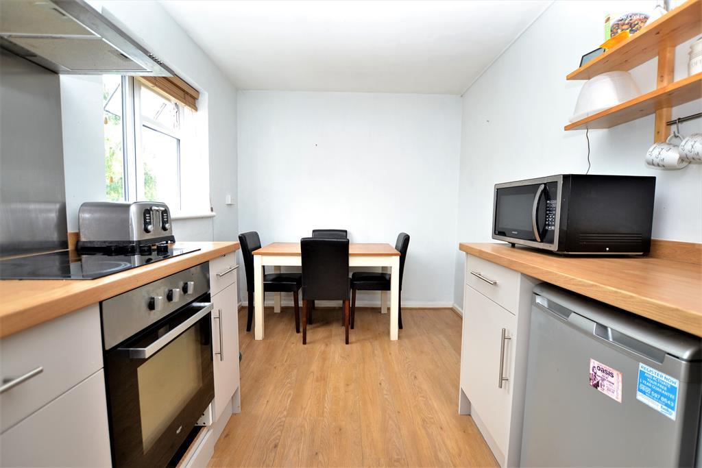 Haywards Road, Charlton Kings, Cheltenham, GL52 6RQ 2 bed flat £165,000