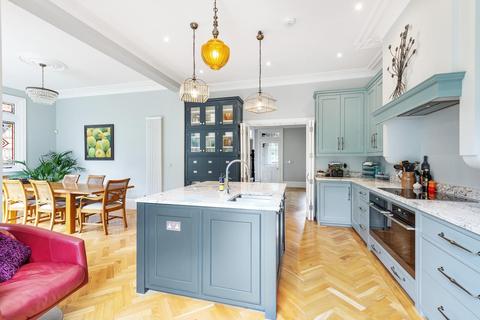 19 Castle Road, Weybridge, KT13 9QN