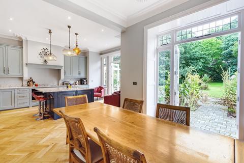 19 Castle Road, Weybridge, KT13 9QN