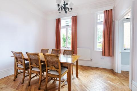 19 Castle Road, Weybridge, KT13 9QN
