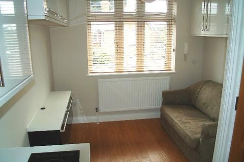 Studio to rent, Farnborough GU14