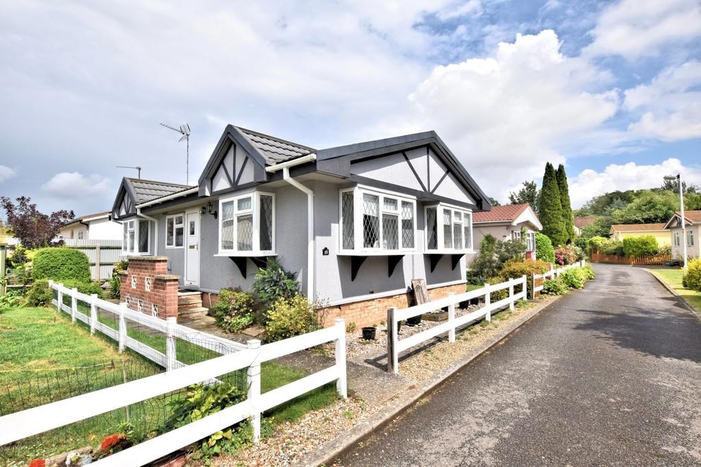 2 bed mobile home for sale £161,700