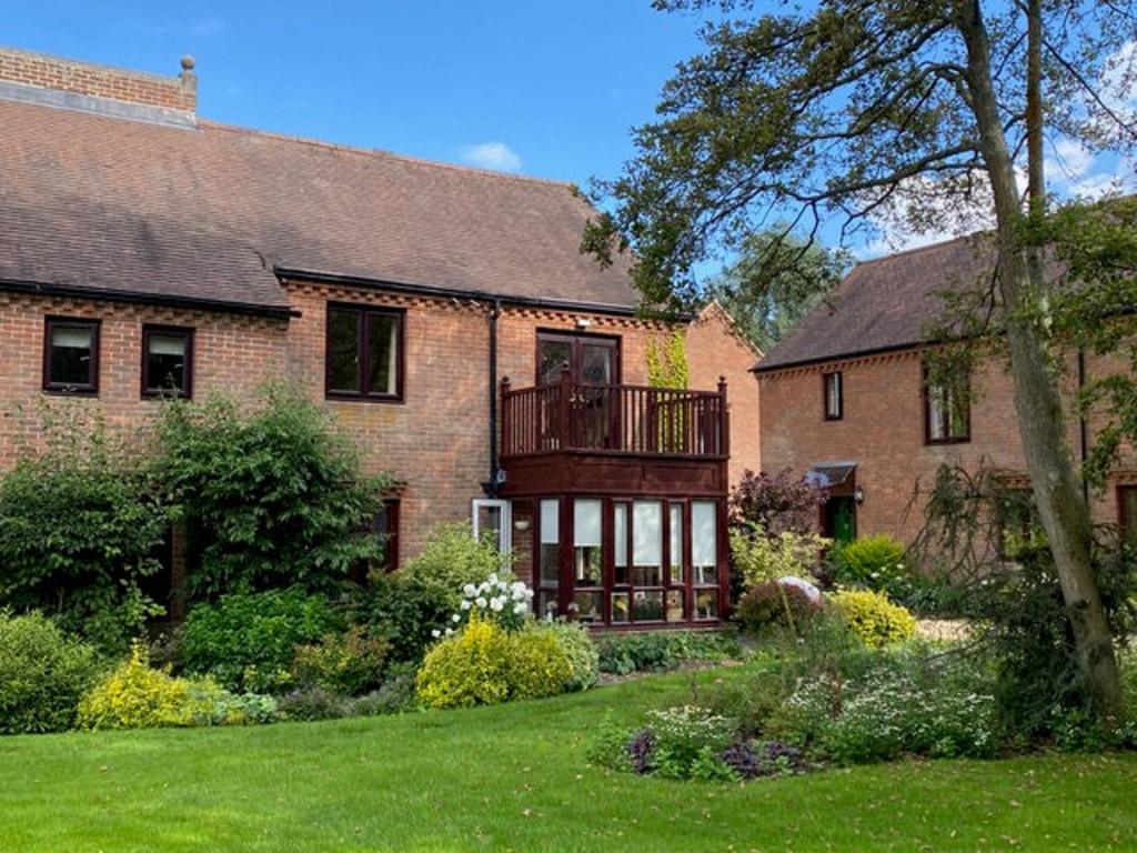 Bearwater, Hungerford 2 bed flat £298,000