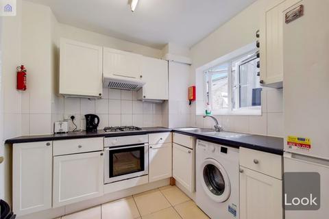 4 bedroom duplex to rent, Burdett Road, Bow  E3