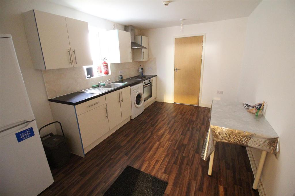 North Luton Place, Adamsdown, Cardiff 1 bed house £650 pcm (£150 pw)