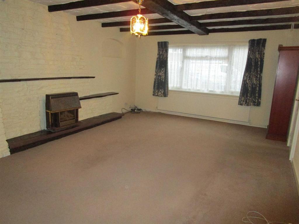 Crofthill Road, Slough 3 bed detached house £1,350 pcm (£312 pw)
