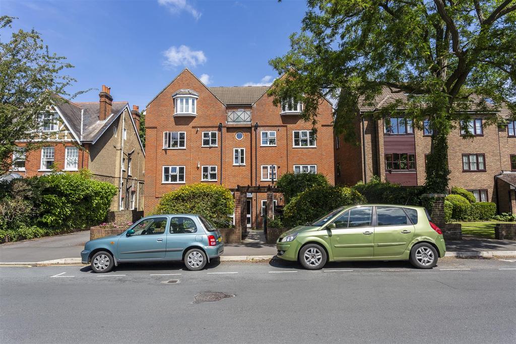 Mulgrave Road, Sutton 2 bed apartment £1,350 pcm (£312 pw)
