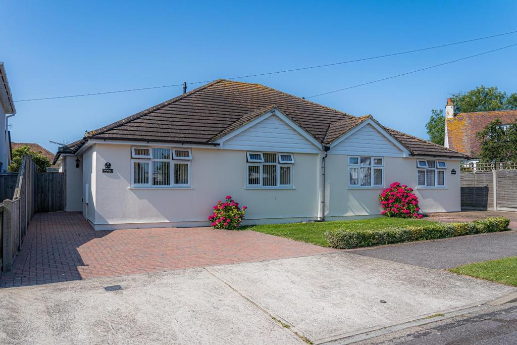 Queensbridge Drive, Herne Bay 3 bed semidetached bungalow £399,995