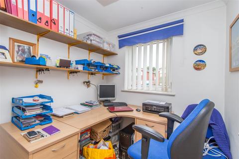 6 Dokkum Road, Crediton, EX17 3DJ