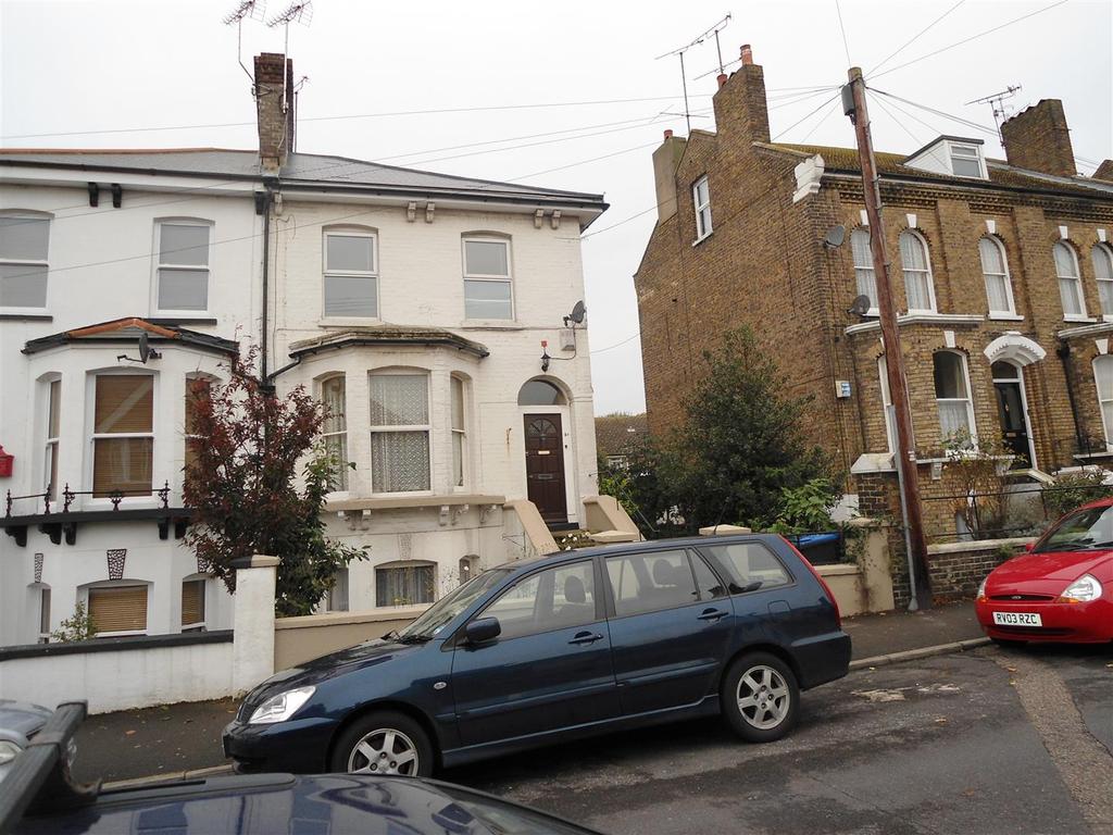 Marlborough Road, Ramsgate 2 bed flat £750 pcm (£173 pw)