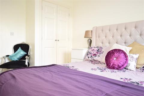 66 Canalside, Redhill, RH1 2NH