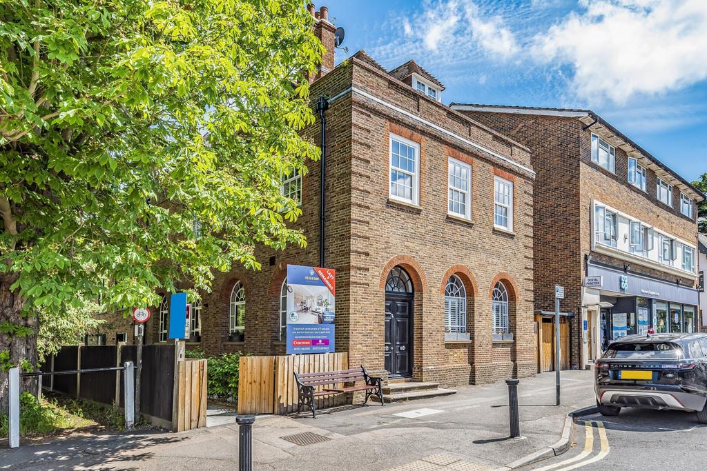 Hare Lane, Claygate, Esher, KT10 2 bed apartment £1,500 pcm (£346 pw)