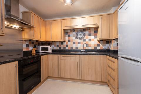 2 bedroom apartment to rent, Coombe Way, Farnborough, GU14