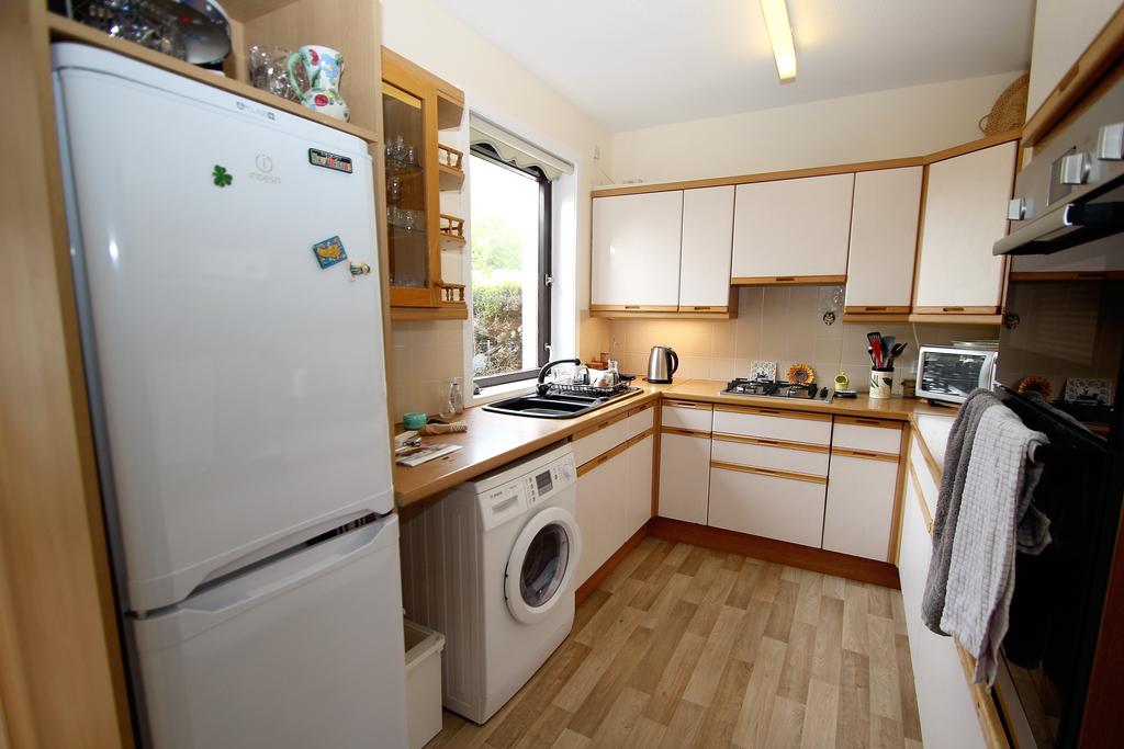 49 Bruce Gardens, INVERNESS, IV3 5EW 3 bed semidetached villa £150,000