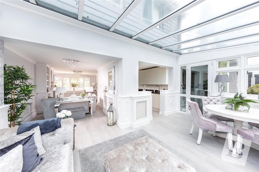 Fairland Close, Rayleigh, SS6 4 bed semidetached house £495,000