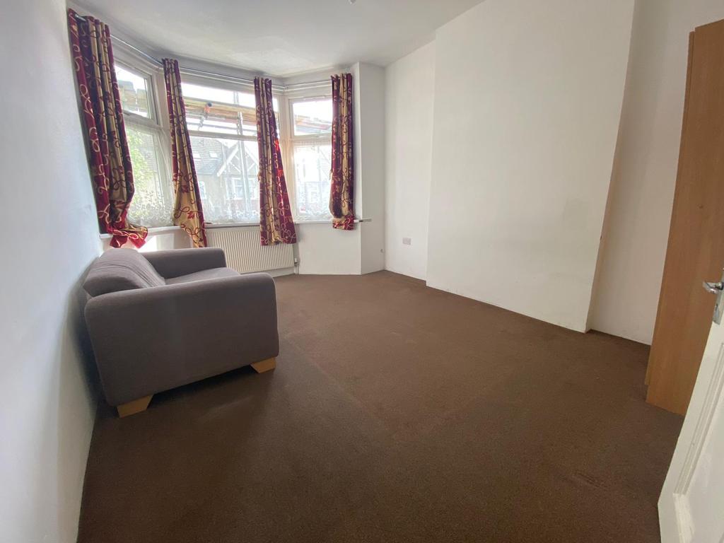 Eagle Road, Wembley, Middlesex HA0 3 bed flat £1,575 pcm (£363 pw)