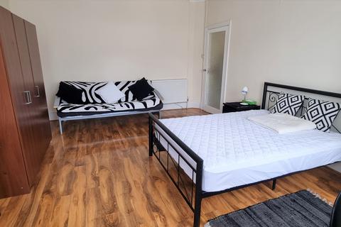 1 bedroom in a flat share to rent, Forty Lane, Wembley HA9