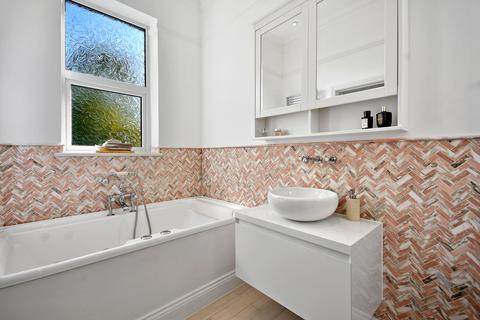 62 The Avenue, London, W13 8LS