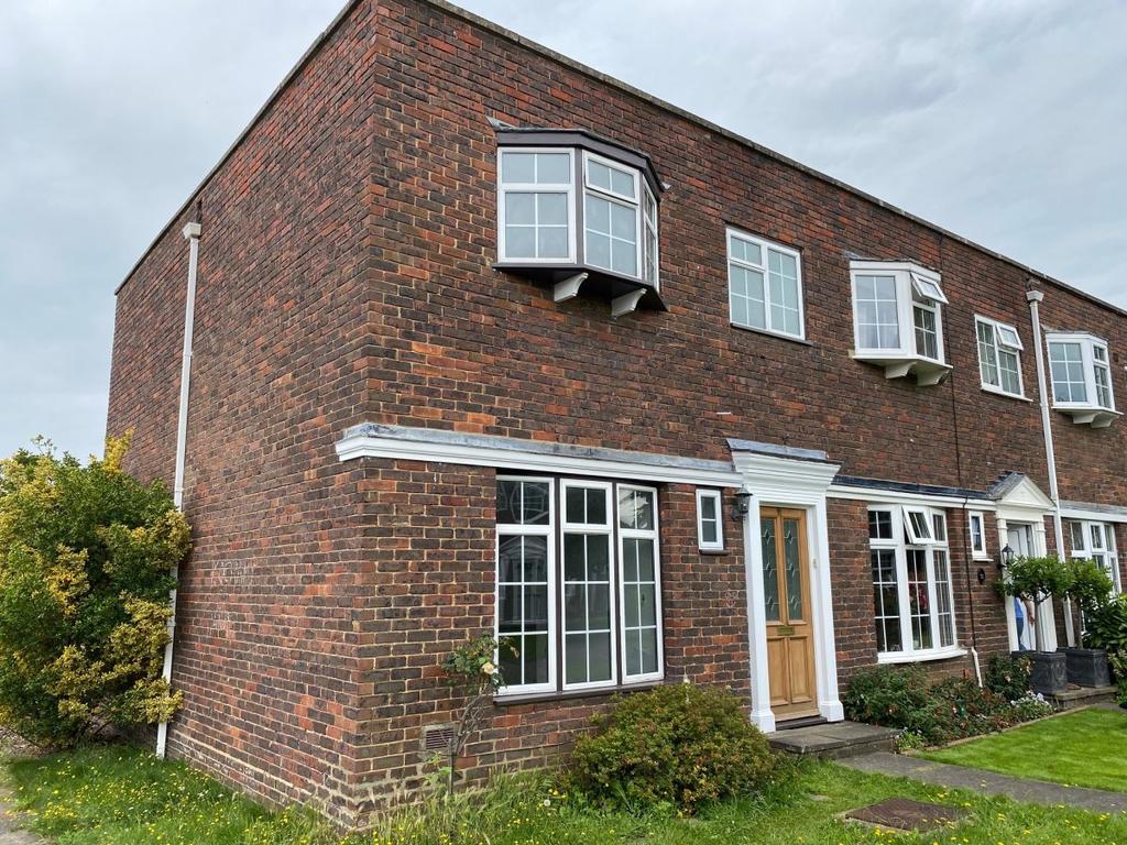 Shaftesbury Crescent, Laleham 3 bed terraced house £1,550 pcm (£358 pw)