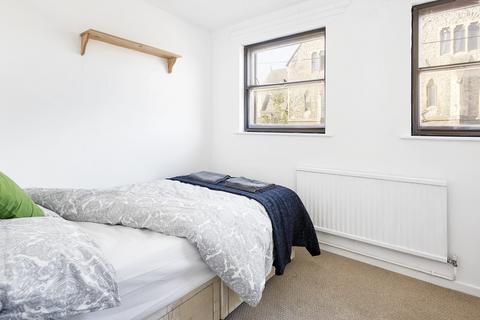 2 bedroom flat to rent, Deal Street, London