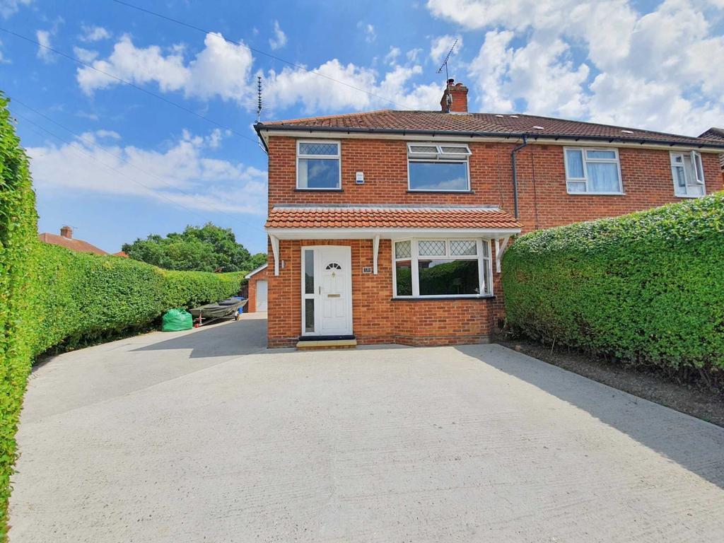 Chesterfield Drive, Ipswich 3 bed semidetached house £1,200 pcm (£