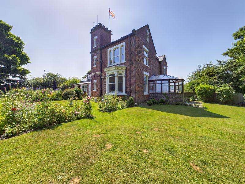 Springhill Lane, Scarborough 5 bed detached house £600,000