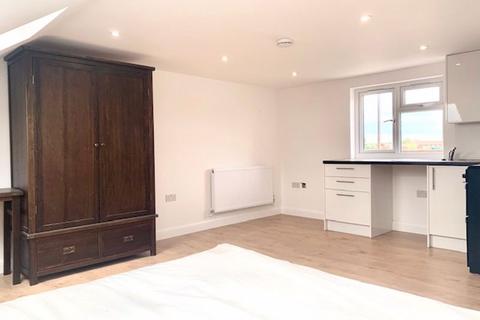 Studio to rent, Northern Avenue, Edmonton, London N9