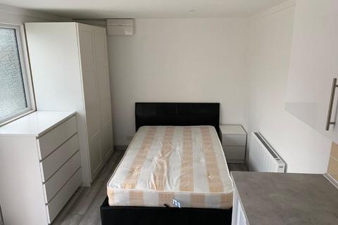 Studio to rent - POCKLINGTON CLOSE