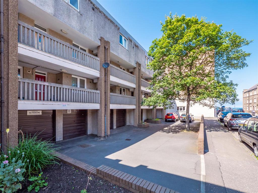 8E Beach Lane, Musselburgh, EH21 6LA 3 bed duplex £160,000