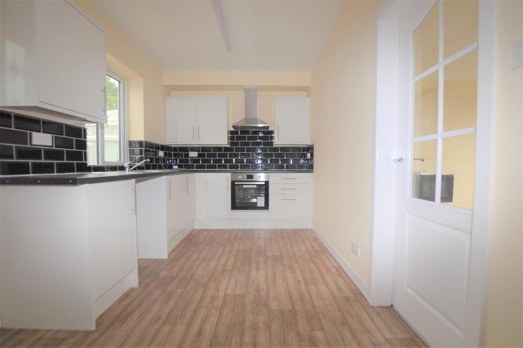 Fleet Lane, Queensbury, Bradford 3 bed semidetached house £750 pcm