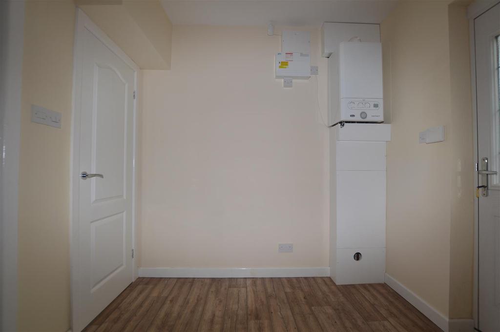 Fleet Lane, Queensbury, Bradford 3 bed semidetached house £750 pcm
