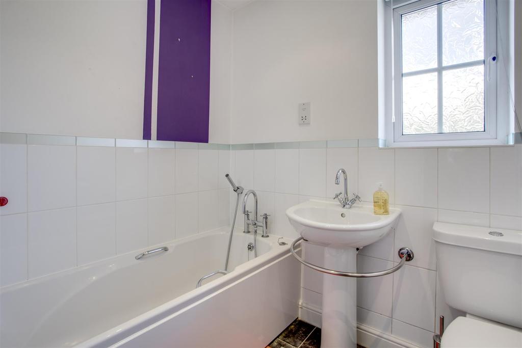 6 Braeside Family Bathroom.jpg