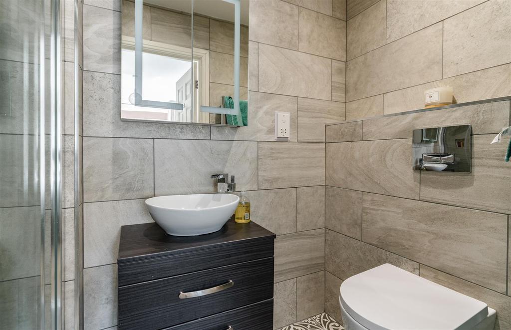 6 Braeside Bedroom 1 En-Suite (2020).jpg