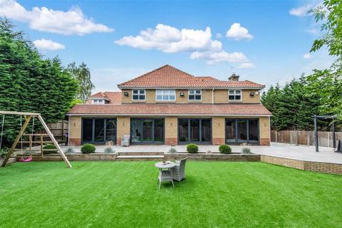 16 Poets Gate, Cheshunt, Waltham Cross, EN7 6SB