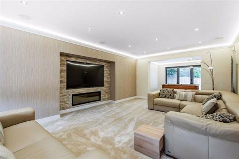 16 Poets Gate, Cheshunt, Waltham Cross, EN7 6SB