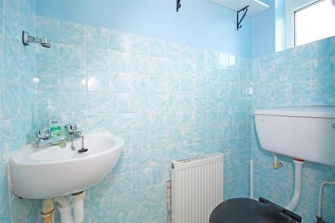15 Wood End, Horsham, RH12 4NT