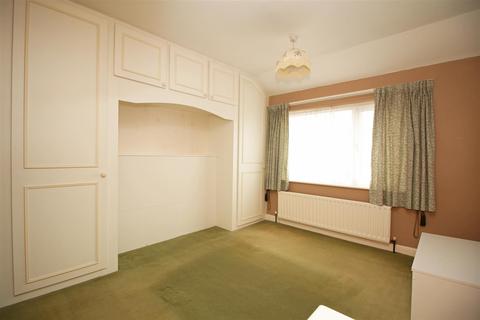 15 Wood End, Horsham, RH12 4NT