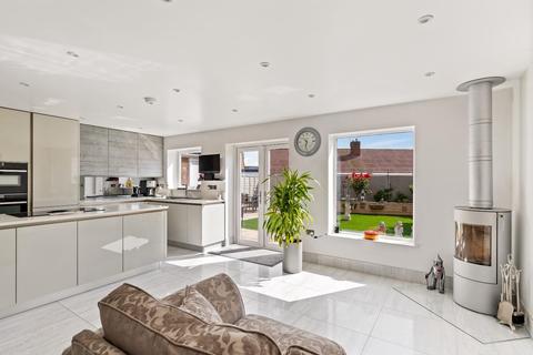 7 Bracken Close, Kennington, Ashford, TN24 9BT
