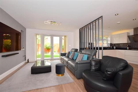 4 Glades Close, Romford, RM1 2BW