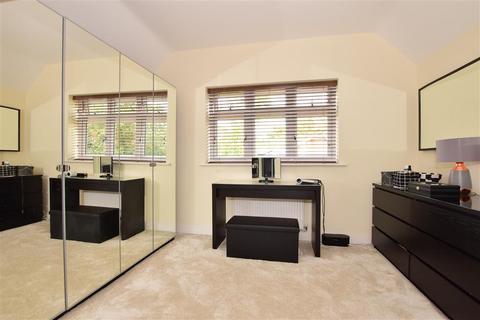 4 Glades Close, Romford, RM1 2BW