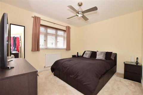 4 Glades Close, Romford, RM1 2BW