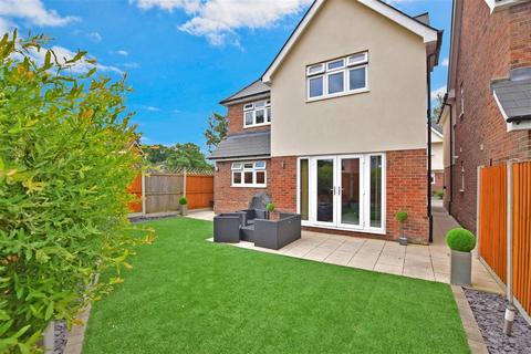 4 Glades Close, Romford, RM1 2BW