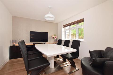 4 Glades Close, Romford, RM1 2BW