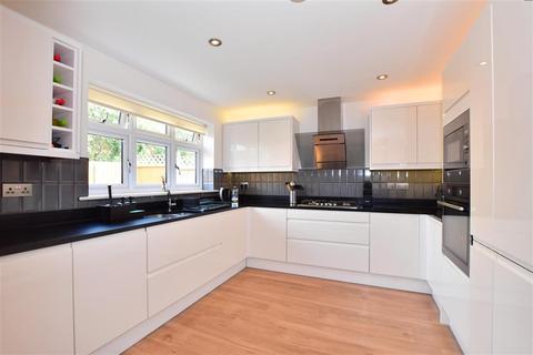 4 Glades Close, Romford, RM1 2BW