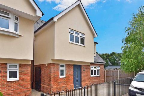 4 Glades Close, Romford, RM1 2BW