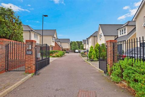 4 Glades Close, Romford, RM1 2BW
