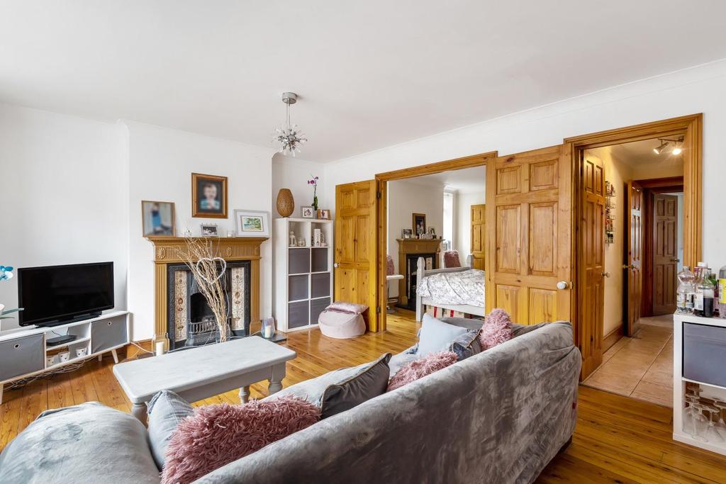 Beaconsfield Road, Friern 1 bed flat £325,000