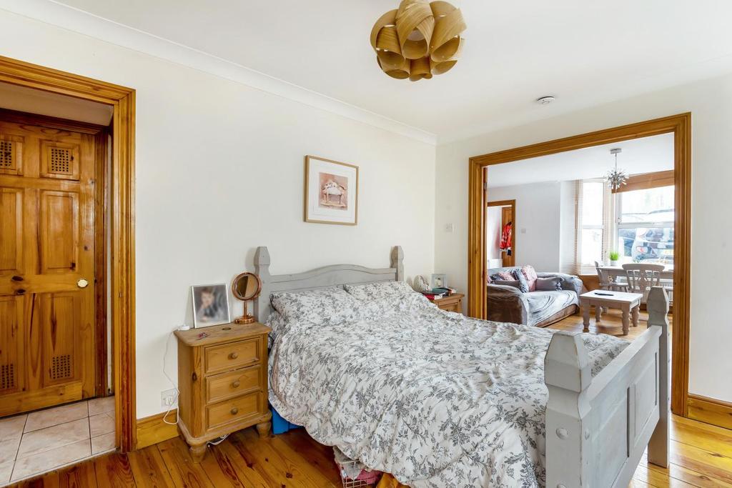 Beaconsfield Road, Friern 1 bed flat £325,000